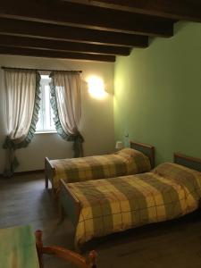 Colli del TrontoにあるB&B Mellonのベッドルーム1室(ベッド2台、窓付)