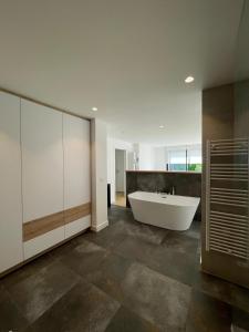 Un baño grande con bañera y lavabo. en Villa Sainte-Marine, en Combrit