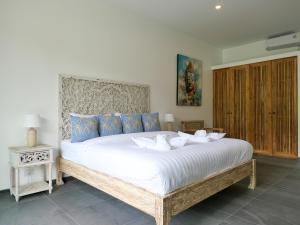 Ένα ή περισσότερα κρεβάτια σε δωμάτιο στο Boho Chic Villa Namaste 3br Private Pool Garden +29 φωτογραφίες