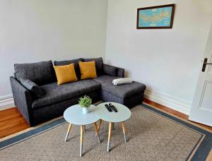 诺德什蒂Salted View Lodge的客厅里有一张沙发和一张桌子。