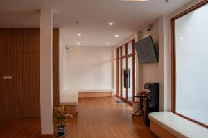 a living room with a couch and a tv at Chiangkhan Cozy Hotel in Chiang Khan