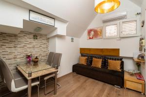 una sala de estar con una cama y una mesa en Apartman Neve, en Dubrovnik