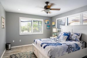 Rúm í herbergi á Punta Gorda Paradise 3BR with Water Views & Pool