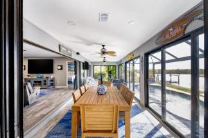 Sjónvarps- og/eða afþreyingartæki á Punta Gorda Paradise 3BR with Water Views & Pool