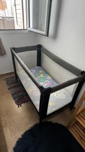 un letto in una stanza accanto a una finestra di Cozy Appartement à Cabo Negr Bella vista a Cabo Negro