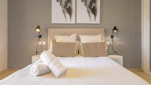 Postel nebo postele na pokoji v ubytování VACATION MARBELLA I Puente Romano Modern Flat, Best location in town, Walk to the beach, Parking and Swimming Pool
