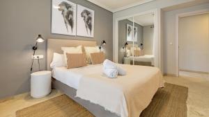 Postel nebo postele na pokoji v ubytování VACATION MARBELLA I Puente Romano Modern Flat, Best location in town, Walk to the beach, Parking and Swimming Pool