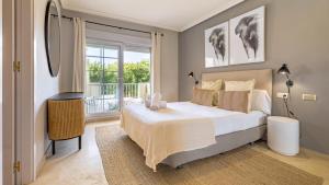 Postel nebo postele na pokoji v ubytování VACATION MARBELLA I Puente Romano Modern Flat, Best location in town, Walk to the beach, Parking and Swimming Pool