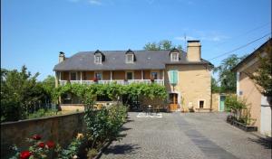 an external view of a house with a courtyard at Maison Priats in Lasseube