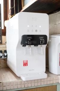 Kuchyň nebo kuchyňský kout v ubytování 尾道の家 Onomichi House - 千光寺の麓 時を超える映画のワンシーンへ - Supported by COCOSTAY