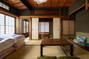 Postel nebo postele na pokoji v ubytování 尾道の家 Onomichi House - 千光寺の麓 時を超える映画のワンシーンへ - Supported by COCOSTAY