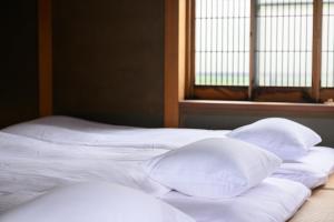 Postel nebo postele na pokoji v ubytování 尾道の家 Onomichi House - 千光寺の麓 時を超える映画のワンシーンへ - Supported by COCOSTAY