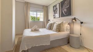 Postel nebo postele na pokoji v ubytování VACATION MARBELLA I Puente Romano Modern Flat, Best location in town, Walk to the beach, Parking and Swimming Pool