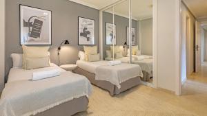 Postel nebo postele na pokoji v ubytování VACATION MARBELLA I Puente Romano Modern Flat, Best location in town, Walk to the beach, Parking and Swimming Pool