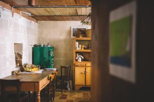 マテーラにあるLa Stufettaのキッチン(木製テーブル、緑の冷蔵庫付)
