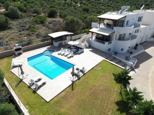 Πισίνα στο ή κοντά στο Lucy Lux Villa