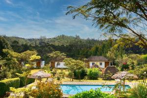 un resort con piscina e una casa di Andasibe Sifaka Lodge a Andasibe