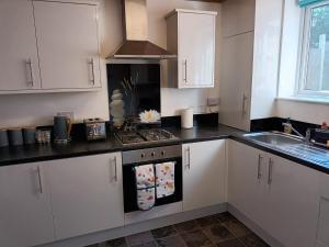 Η κουζίνα ή μικρή κουζίνα στο KCS Place - 3BR Home Near NEC, Airport & JLR +21 φωτογραφίες