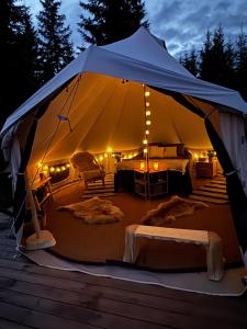 Postel nebo postele na pokoji v ubytování Glamping Tent with amazing view in the forest