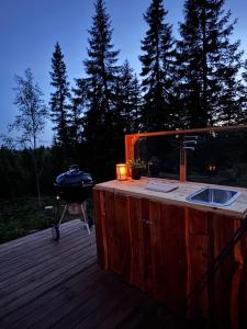 Foto dalla galleria di Glamping Tent with amazing view in the forest a Torsby