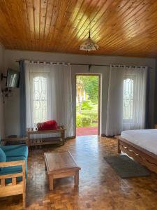 En eller flere senger på et rom på Andasibe Sifaka Lodge