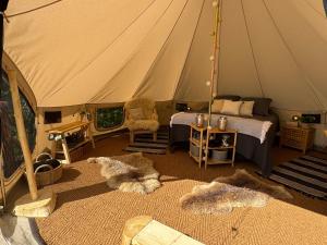 Letto o letti in una camera di Glamping Tent with amazing view in the forest