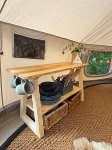 Area soggiorno di Glamping Tent with amazing view in the forest