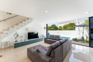 un soggiorno con un divano e un tavolo di Mira Luz - Luz de Tavira a Luz de Tavira