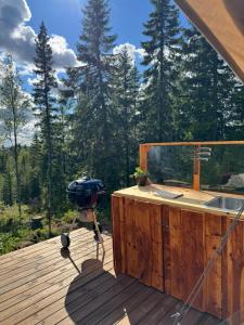 Foto dalla galleria di Glamping Tent with amazing view in the forest a Torsby