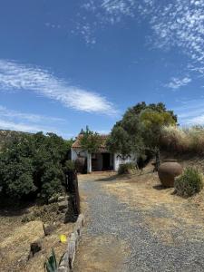 a house in the middle of a dirt road at Huerta Del Pasil (Casa Entera) in Córdoba