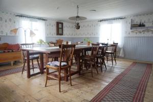 a dining room with a large table and chairs at Åsens By in Haurida