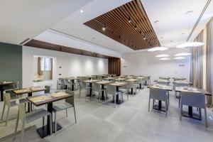 a large dining room with tables and chairs at Casa San Giuseppe in Rome
