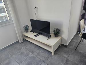 Μια τηλεόραση ή/και κέντρο ψυχαγωγίας στο Nias Apartments 102