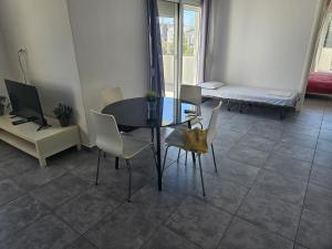 Μια τηλεόραση ή/και κέντρο ψυχαγωγίας στο Nias Apartments 102