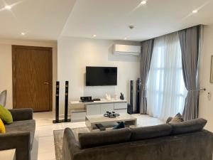 TV a/nebo společenská místnost v ubytování Orbit Apartments