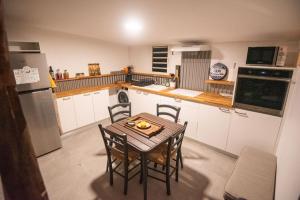 a small kitchen with a table and chairs in it at Maison Créole Traditionnelle F3 in Saint-Denis