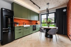 Η κουζίνα ή μικρή κουζίνα στο Młode Miasto Doki Apartments by HappyStay