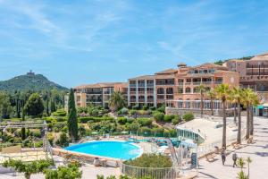 Una vista de un complejo turístico con piscina y resort. en Appartement Cap Esterel - piscine, en Saint-Raphaël