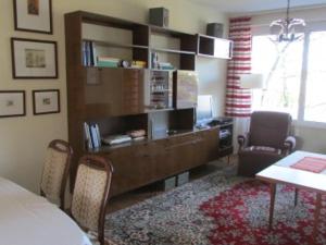 Schlafzimmer mit einem Bett, einem Schreibtisch und einem Tisch in der Unterkunft Ferienwohnung Schütze in Dresden