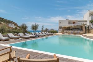 Golden Milos Beach Ηouse by Domotel内部或周边的泳池