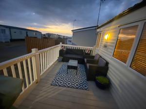 Balkoni atau teres di 39 Fir Tree Robin Hood Caravan Park