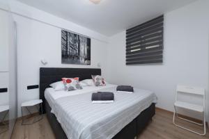 Postel nebo postele na pokoji v ubytování Apartment in Duce with sea view, terrace, air conditioning, WiFi 3423-6