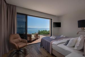 Posteľ alebo postele v izbe v ubytovaní Villa AltaVista - Seaview & Relax with Heated Pool & MiniGolf + 37 fotografií