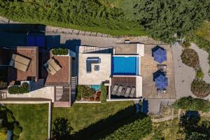 Bazén v ubytovaní Villa AltaVista - Seaview & Relax with Heated Pool & MiniGolf alebo v jeho blízkosti