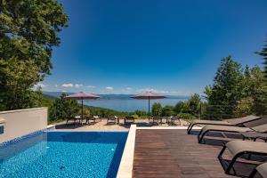 Bazén v ubytovaní Villa AltaVista - Seaview & Relax with Heated Pool & MiniGolf alebo v jeho blízkosti
