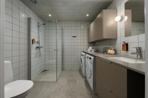 Koupelna v ubytování Vander Aparthotel Inre Hamnen + 37 fotografií