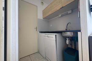 eine kleine Küche mit Spüle und Geschirrspüler in der Unterkunft comfort and breathtaking view in Frontignan + 10 Fotos