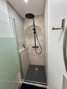 una ducha con cabezal de ducha en un baño en Appartement cosy et rénové au cœur des vignes du Beaujolais, en Jullié
