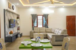 Ruang duduk di Rajashree Guest House +25 gambar