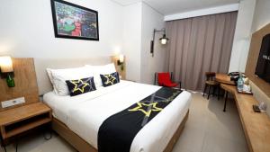 Yellow Star Gejayan Hotelにあるベッド